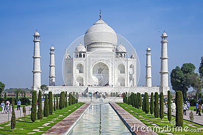 The people visit Taj Mahal