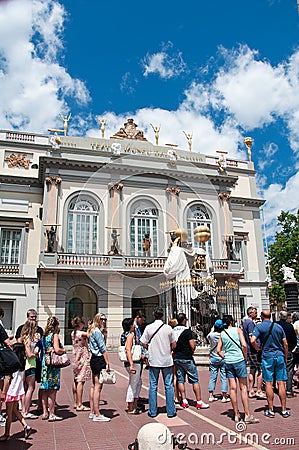 People waiting for visit in Museum Dali