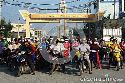 People wear helmet, ride motorbike waiting traffice signal