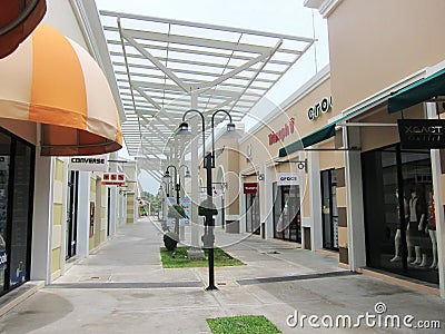 PHUKET, THAILAND-SEPT 9TH: Street in the Premium Outlet Mall om