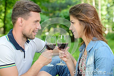 http://thumbs.dreamstime.com/x/picnic-beautiful-young-couple-having-countryside-happy-family-outdoor-smiling-man-woman-relaxing-drinking-wine-park-41774981.jpg