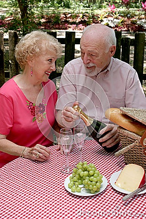 Picnic Seniors - Opening Wine