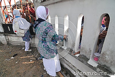 Pilgrims say goodbye to family