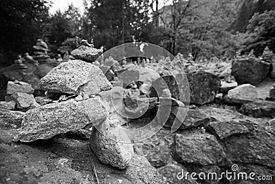 http://thumbs.dreamstime.com/x/pir%C3%A1mides-muertas-de-las-rocas-en-blanco-y-negro-23312453.jpg