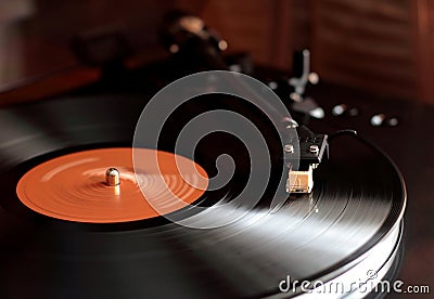Players vinyl with a plate and in the work of the tonearm