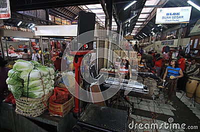 Playing jazz in traditional market