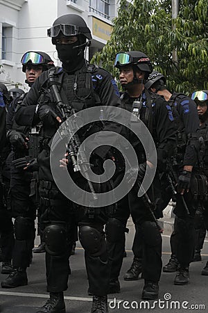 POLICE AND SECURITY FORCES IN CHRISTMAS AND NEW YEAR IN THE CITY SOLO CENTRAL JAVA