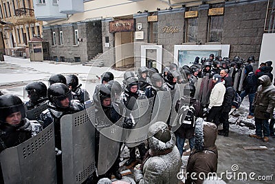 Police squads protect the government quarter of th