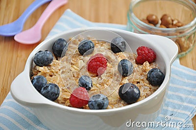 Porridge with fresh berries