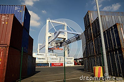 Port crane and container Terminal