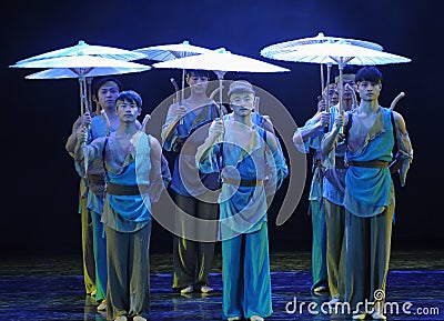 The porters group with an umbrella-The dance drama The legend of the Condor Heroes