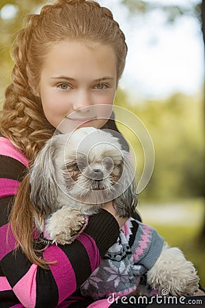 Porträt des schönen kleinen Mädchens, das ihren Hund umarmt - portr%25C3%25A4t-des-sch%25C3%25B6nen-kleinen-m%25C3%25A4dchens-das-ihren-hund-umarmt-34384987