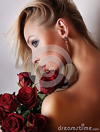 Portrait de fille assez blonde avec des fleurs.