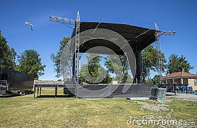 Preparations for Tons of Rock (stage rigging)