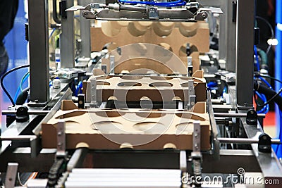 Production of cardboard packaging