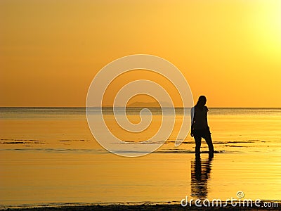 Promenade rêveuse de plage au coucher du soleil