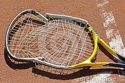 http://thumbs.dreamstime.com/x/raquette-de-tennis-brisée-45371874.jpg