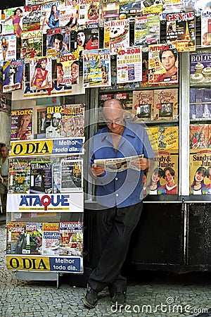 Read a newspaper for kiosk in Rio de Janeiro