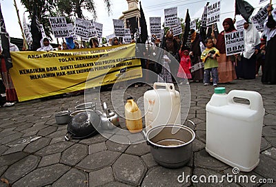 Reject oil fuel raise price demonstration in indonesia