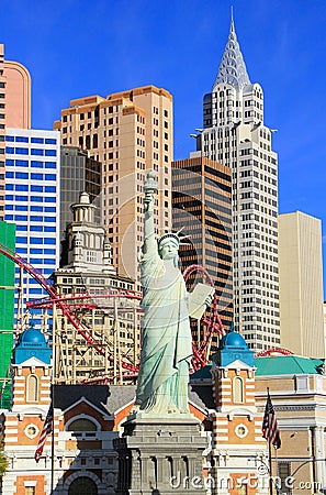 Replica of Statue of Liberty in front of New York - New York hot