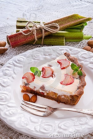 Rhubarb cakes with meringue and almonds