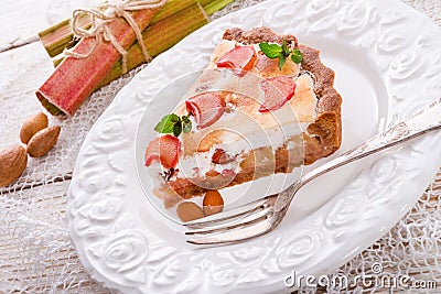Rhubarb cakes with meringue and almonds