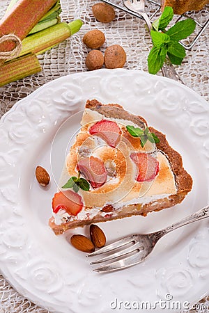 Rhubarb cakes with meringue and almonds