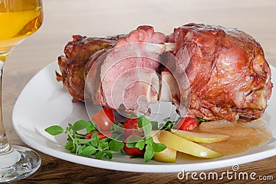 Roast ham with apples and tomatoes and wine