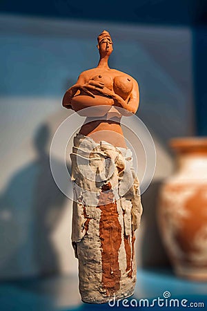 An Rongchang Chongqing Rongchang pottery pottery art museum exhibition hold tank woman.