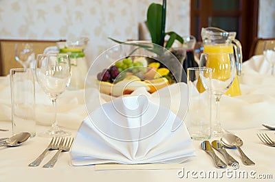 Round banquet table setting