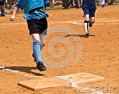 Running To Base/ Girl s Softball