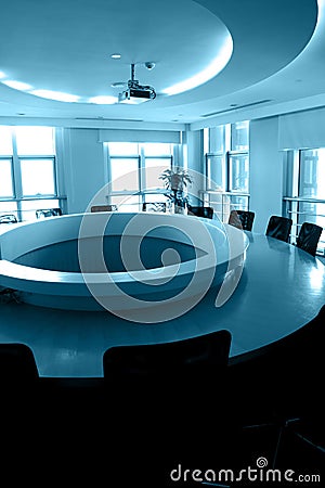 Sala de Reuniões Sala-de-reuni%C3%B5es-vazia-com-mesa-redonda-6247516