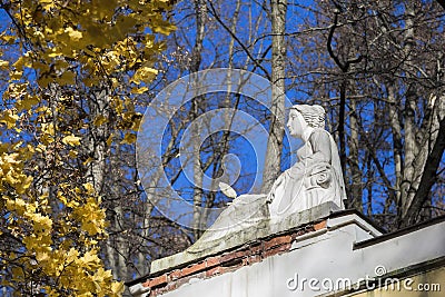 Sculpture of a woman with a mirror in her hand