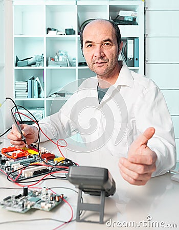 Senior radioelectronics repair tech