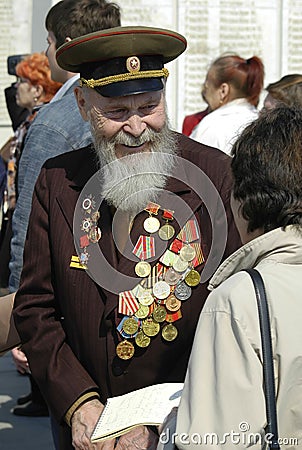 Senior veteran of World War II on Memory square
