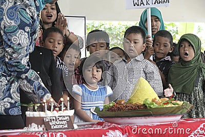 SERVING CAKE AND RICE CONE NATIONAL PRESS DAY STUDENT FROM EARLY AGE
