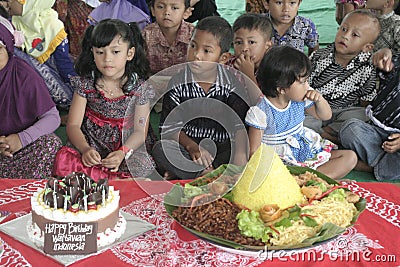 SERVING STUDENTS CONE AND CAKE FOR EARLY AGE