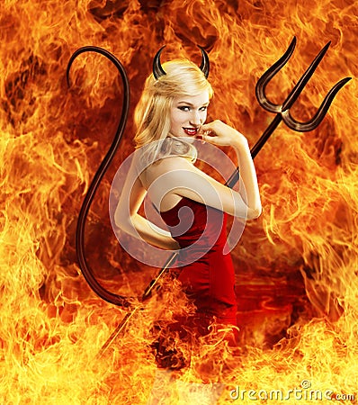 Sexy jonge vrouw als duivel in brand