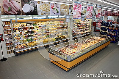 Shelving with food