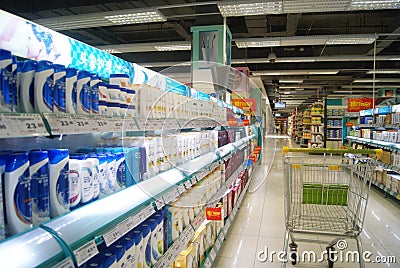 Shenzhen, China: the choose and buy goods in the supermarket