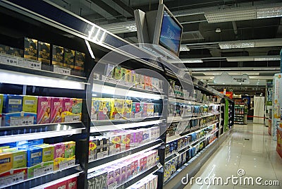 Shenzhen, China: the choose and buy goods in the supermarket