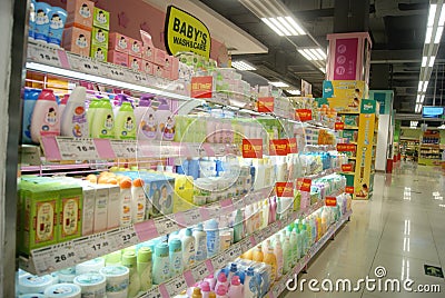 Shenzhen, China: the choose and buy goods in the supermarket