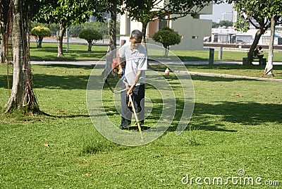 Shenzhen, China: to mow the lawn