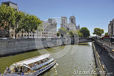 Sight seeing boat tour in paris france