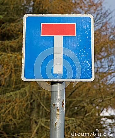 Sign indicating road with a dead end.