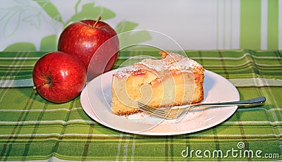 Slice of apple pie with apples on the green tablec