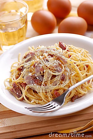 Spaghetti carbonara in a white dish