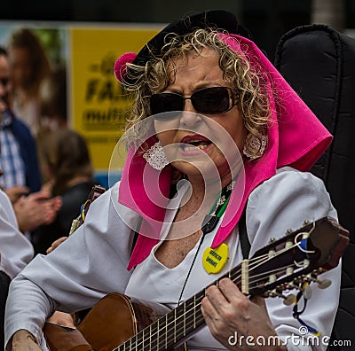 A spanish woman sing and play