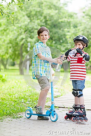 Sporting children drink water