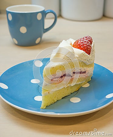 Strawberry vanilla cream cake